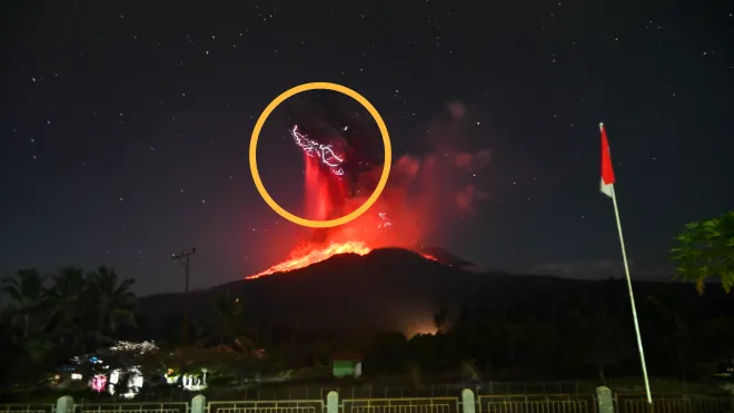 2025년 8월 1일(현지시간) 인도네시아 동누사텡가라주 플로레스섬에서 발생한 화산 폭발 당시 르워토비 라키라키 화산이 화산 물질을 분출하는 모습. 인도네시아 에너지 및 광물 자원부 산하 화산학 및 지질 재해 완화 센터(PVMBG) 제공. AP 연합뉴스