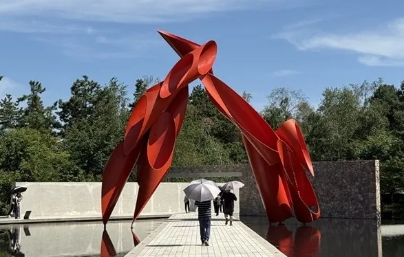 강원도 원주시 뮤지엄산 제임스 터렐관 입구 앞 수공간 위 조각 작품 ‘Archway’. 자연과 구조, 사람의 동선을 함께 담은 상징적 구조물이다.