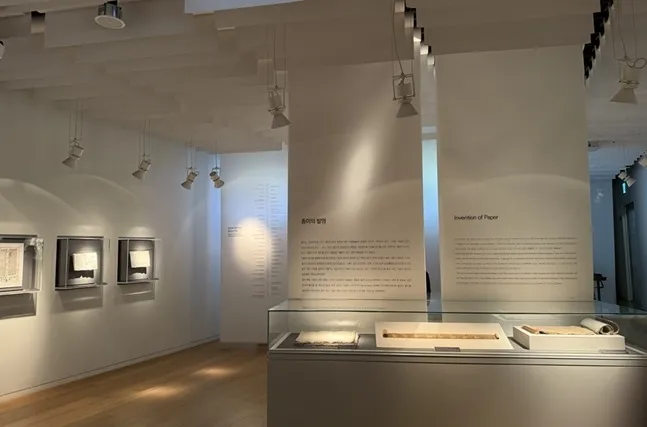뮤지엄산 페이퍼갤러리. 종이를 둘러싼 역사와 기술, 감각을 소개하는 상설 전시 공간이다.
