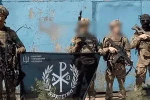 점령 후 기념사진 찍었는데…우크라 “특수부대로  러 병사들 