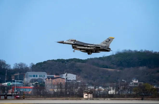 2023년 3월 22일, 오산 기지 착륙을 준비 중인 군산 제80전투비행대 소속 F-16 전투기. 군산 기지 활주로 보수 공사에 따라 일시적으로 오산 기지에 전개됐다. 출처=미 공군