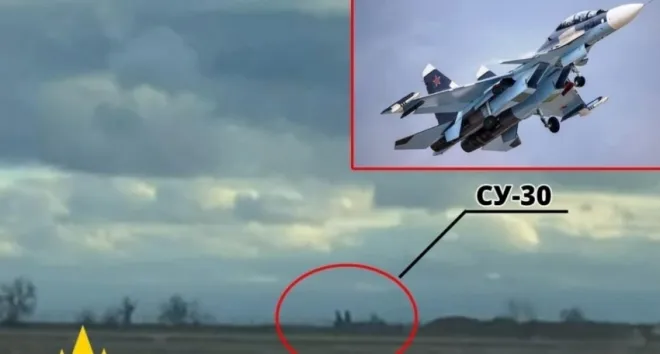 러시아가 점령 중인 크림반도 시카 공군기지에 있는 Su-30SM 다목적 전투기 모습 러시아가 점령 중인 크림반도 시카 공군기지에 있는 Su-30SM 다목적 전투기 모습