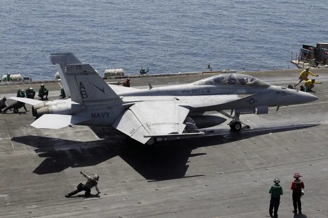 미 해군 강습전투비행대대(VFA-211) 소속 F/A-18E/F 슈퍼호넷 전투기가 2015년 6월 18일(현지시간) 걸프 해역에 전개된 항공모함 시어도어 루스벨트함(CVN-71) 갑판 위에서 이륙을 준비하고 있다. ※자료사진. 로이터 연합뉴스