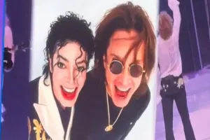 (영상) “기괴하다” vs “감동이다”…하늘 위에서 셀카 찍는 스타들