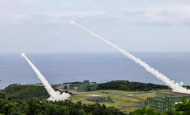 대만군이 5월 12일 남부 핑둥의 주펑 기지에서 미국산 고속기동포병로켓시스템(HIMARS·하이마스)으로 첫 실사격 훈련을 진행하고 있다. AFP 연합뉴스 대만군이 5월 12일 남부 핑둥의 주펑 기지에서 미국산 고속기동포병로켓시스템(HIMARS·하이마스)으로 첫 실사격 훈련을 진행하고 있다. AFP 연합뉴스