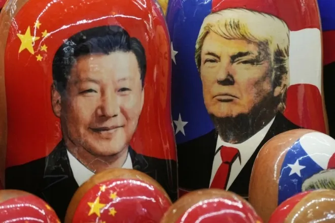도널드 트럼프 미국 대통령과 시진핑 중국 국가주석이 그려진 러시아 전통 인형 ‘마뜨료쉬까’. 상트페테르부르크 AP 연합뉴스