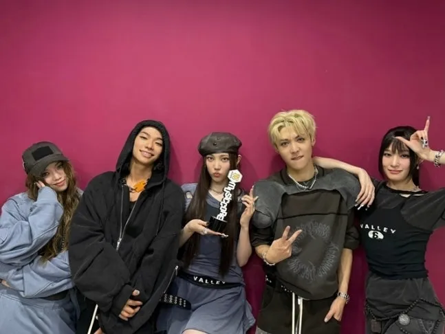 올데이 프로젝트. 더블랙레이블 제공