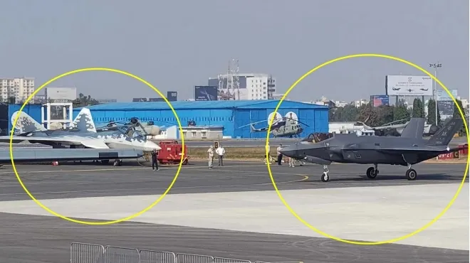 지난 2월 인도 벵갈루루의 옐라항카 공군기지에서 러시아의 Su-57(왼쪽)과 미국의 F-35가 마주치는 광경이 펼쳐졌다. 엑스 캡처 지난 2월 인도 벵갈루루의 옐라항카 공군기지에서 러시아의 Su-57(왼쪽)과 미국의 F-35가 마주치는 광경이 펼쳐졌다. 엑스 캡처