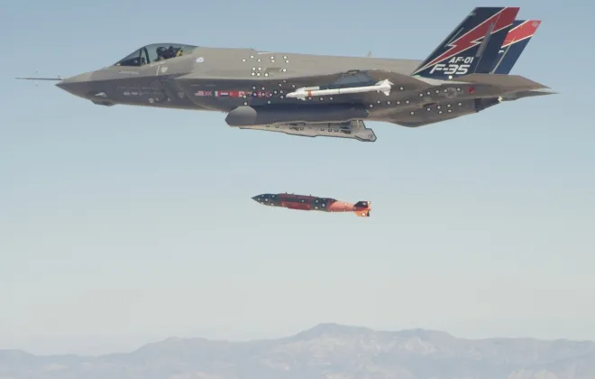 미 공군 F-35A 전투기가 GBU‑31 벙커버스터를 투하하는 모습. 에릭 ‘닥’ 슐츠 소령이 조종하는 기체(AF-1)는 시험비행 254차에서 스테이션 4 하드포인트에 장착된 GBU‑31(v)3/B 유도폭탄을 분리했다. 해당 폭탄은 견고한 지하 목표물 파괴용으로 설계된 JDAM 계열 무기다. 미 공군 제공