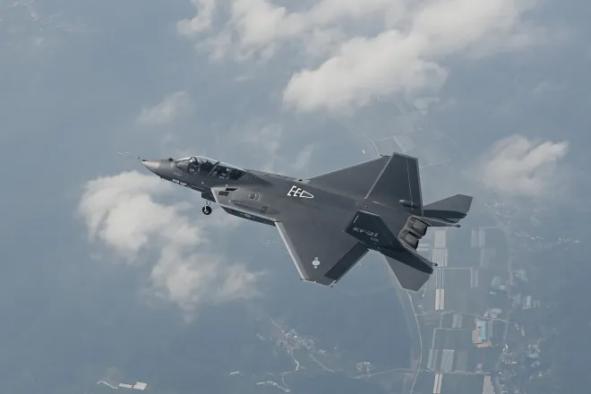 KF‑21 시제기 6호기, 첫 비행 성공 장면 (2023년 6월 28일). 한국항공우주산업(KAI)이 개발 중인 국산 전투기 KF‑21 시제기 6호기가 경남 사천 상공에서 첫 비행을 수행하고 있다. 해당 기체는 복좌형(2인승) 시제기로, 다양한 무장 운용 및 전술 시험에 투입될 예정이다. KAI 제공