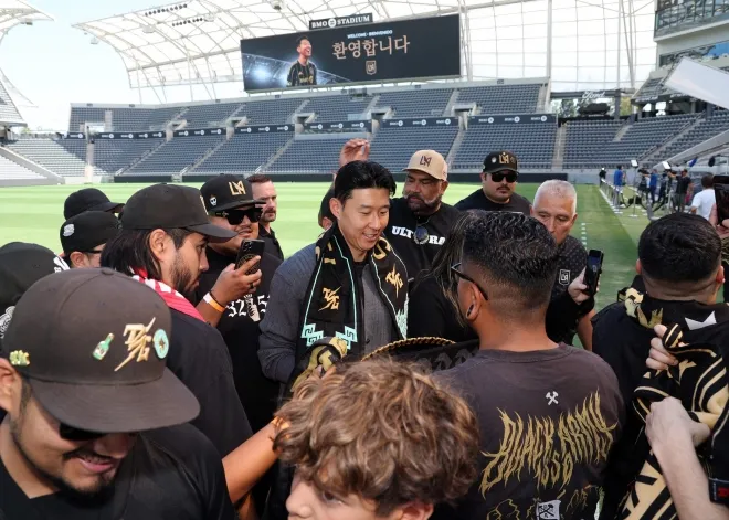 LAFC 입단 후 홈구장 BMO 스타디움에서 서포터즈 ‘더 3252(The 3252)’에게 인사하는 손흥민. 입단 발표는 2025년 8월 6일(현지시간) 미국 로스앤젤레스(LA)에서 진행됐다. AFP 연합뉴스