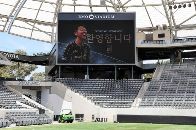 LAFC 홈구장 외벽에 걸린 손흥민 환영 전광판. 2025년 8월 6일(현지시간) 미국 캘리포니아주 로스앤젤레스 BMO 스타디움에서 열린 입단 기자회견을 앞두고, 로스앤젤레스FC(LAFC)는 스타디움 전광판을 통해 손흥민을 환영하는 메시지를 띄웠다. AFP 연합뉴스