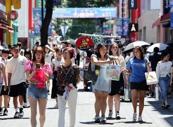 외국인으로 북적이는 서울 명동 거리 모습. 연합뉴스