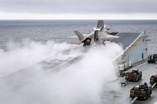 영국 해군 항모 ‘HMS 프린스 오브 웨일스’에서 이륙하는 F-35B 스텔스 전투기. 이 기체는 앞서 인도 민간공항에 긴급 착륙한 뒤 ‘기체 결함’이 발생했다. HMS 프린스 오브 웨일스 제공