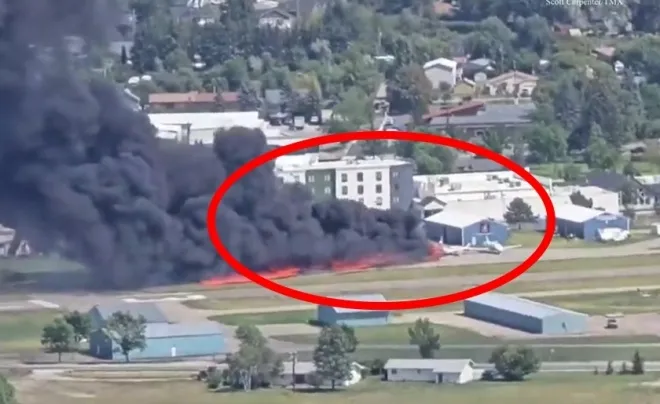 11일(현지시간) 미국 몬태나의 칼리스펠 공항에 착륙하던 소형 비행기가 공항에 서 있던 다른 항공기와 충돌해 큰 화재가 발생했다. 엑스 영상 캡처