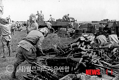 1945년 8월 소련군에 항복한 만주에 주둔한 일본군 관동군 63사단 병사들이 무장해제를 당해, 무기를 포기하고 반납하고 있는 모습. 뉴시스 1945년 8월 소련군에 항복한 만주에 주둔한 일본군 관동군 63사단 병사들이 무장해제를 당해, 무기를 포기하고 반납하고 있는 모습. 뉴시스