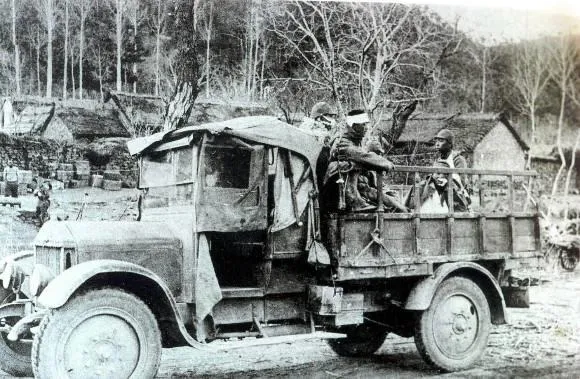 1933년 북간도 지역 독립군 토벌 작전에서 부상한 일본군인 들이 트럭에 실려 후송되고 있다. 연합뉴스 1933년 북간도 지역 독립군 토벌 작전에서 부상한 일본군인 들이 트럭에 실려 후송되고 있다. 연합뉴스