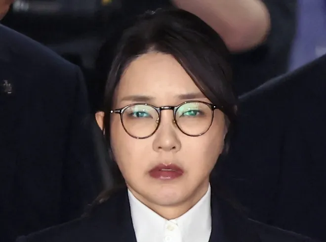 윤석열 전 대통령 부인 김건희 여사가 12일 구속 전 피의자 심문(영장실질심사)을 마친 뒤 서울 서초구 서울중앙지법을 나서고 있다. 2025.8.12 [사진공동취재단] 연합뉴스