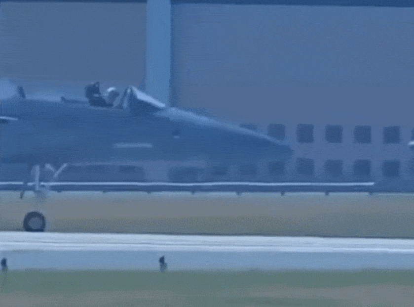 사고 후 이동 중인 F-15 모습. 기체 위에 떨어진 캐노피도 보인다. 영상 캡처 사고 후 이동 중인 F-15 모습. 기체 위에 떨어진 캐노피도 보인다. 영상 캡처