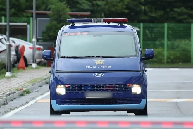 A prison van, presumed to be carrying the detained First Lady Kim Gun-hee, is heading from the Seoul Southern Detention Center in Guro-gu, Seoul, to the special prosecutor‘s office on the morning of August 14. 2025. Photo by News1.