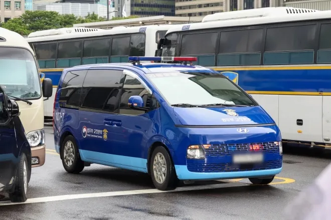 김건희를 태운 차량이 14일 민중기 특별검사팀 사무실이 마련된 서울 종로구 KT 광화문빌딩 웨스트로 들어가고 있다. 이번 조사는 지난 12일 김씨에 대한 구속영장이 발부된 이후 첫 소환이다. 2025.8.14 연합뉴스