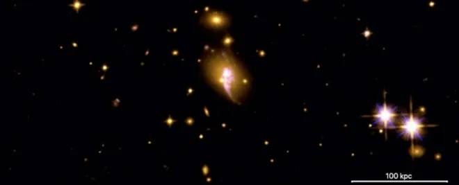 허블우주망원경으로 본 은하단 CHIPS 1911+4455. NASA/ESA/Hubble Heritage Team 허블우주망원경으로 본 은하단 CHIPS 1911+4455. NASA/ESA/Hubble Heritage Team
