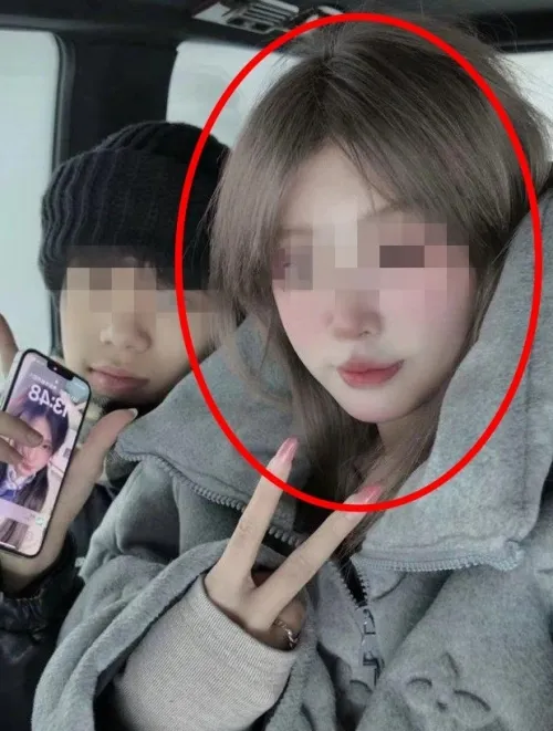 중국의 17세 여성(오른쪽)이 2살 위 남자친구(왼쪽)를 미얀마 범죄 조직에 팔아 넘긴 돈으로 해외 여행을 떠났다가 체포됐다 중국의 17세 여성(오른쪽)이 2살 위 남자친구(왼쪽)를 미얀마 범죄 조직에 팔아 넘긴 돈으로 해외 여행을 떠났다가 체포됐다