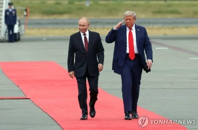 2025년 8월 15일 미국 알래스카에서 열린 미·러 정상회담 전 푸틴 러시아 대통령(왼쪽)과 트럼프 미국 대통령(오른쪽)이 레드카펫을 걷고 있다. EPA 연합뉴스