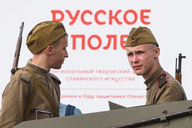 러시아 모스크바 포클론나야고라 전승공원에서 열린 ‘슬라브 예술 러시안 필드 페스티벌’에서 붉은 군대 복장을 한 남성들이 행사에 참여하고 있다. 올해로 24회째인 이번 축제는 제2차 세계대전 승전 80주년을 기념해 역사·문화·민속공예·요리·패션 등을 선보였다. 2025년 8월 9일. 타스 연합뉴스