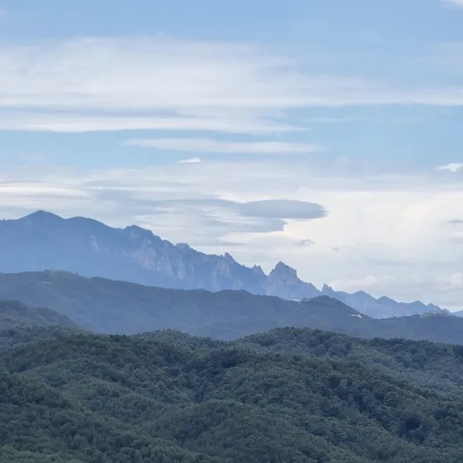 응봉에서 바라본 금강산 모습
