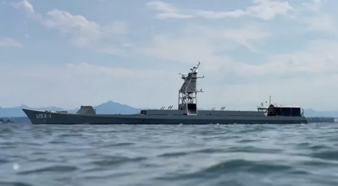 미국 국방고등연구계획국(DARPA)이 개발 중인 차세대 무인 수상정 ‘USX-1 디파이언트(Defiant)’가 해상 시험에 나선 모습. 길이 약 54m, 배수량 240톤급인 디파이언트는 최대 1년간 완전 무인 항해가 가능하도록 설계됐다. 사진=DARPA 제공