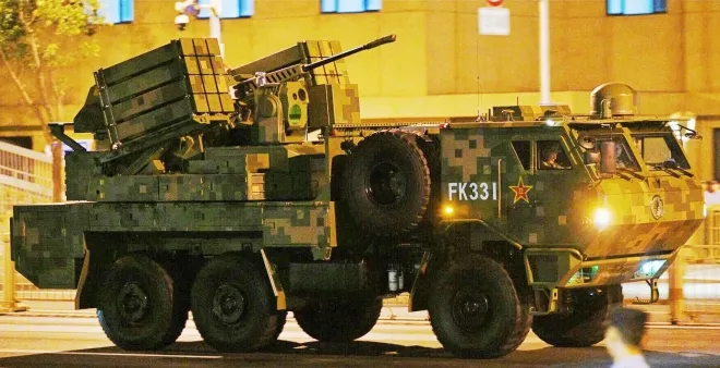 중국 웨이보에 공개된 FK-3000 대드론 전투차량. 6륜 장갑차 플랫폼에 30㎜ 기관포와 24발의 단거리 미사일을 결합해 소형 쿼드콥터부터 대형 드론까지 요격할 수 있다. 출처=웨이보