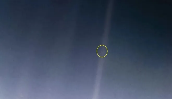 보이저 1호가 촬영한 ‘창백한 푸른 점’. 원안이 지구다. NASA/JPL-Caltech 보이저 1호가 촬영한 ‘창백한 푸른 점’. 원안이 지구다. NASA/JPL-Caltech