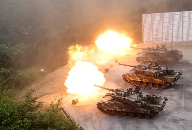 K2 전차가 포신을 치켜들고 표적을 향해 사격하고 있다. 사진은 육군 11기동사단이 7월 강원 홍천군 매봉산 훈련장에서 실시한 실사격 훈련 장면으로, 중남미 수출형 K2 전차(페루형 K2)의 성능 기반이 된 국내 운용 사양이다. 연합뉴스