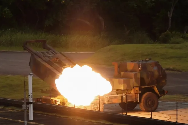 대만군이 5월 12일 남부 핑둥의 주펑 기지에서 미국산 고속기동포병로켓시스템(HIMARS·하이마스)으로 첫 실사격 훈련을 진행하고 있다. 로이터 연합뉴스