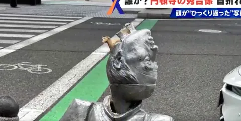 지난 25일 아이치현 나고야시 니시구의 한 상가 입구 앞에 세워져 있던 도요토미 동상의 머리 부분이 훼손된 채 발견됐다. 잘린 동상 머리가 거꾸로 놓인 모습. 일본 CBC뉴스 캡처 지난 25일 아이치현 나고야시 니시구의 한 상가 입구 앞에 세워져 있던 도요토미 동상의 머리 부분이 훼손된 채 발견됐다. 잘린 동상 머리가 거꾸로 놓인 모습. 일본 CBC뉴스 캡처