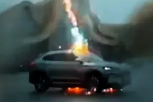 ⚡ 번개 3번 연속 맞은 전기차 결말