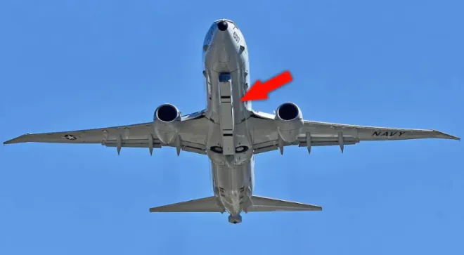 미 해군 해상초계기 P-8A 포세이돈 동체 아래 장착된 능동형 전자주사식 위상배열 레이더(AESA) 계열인 AN/APS-154 첨단공중센서(AAS)의 모습 미 해군 해상초계기 P-8A 포세이돈 동체 아래 장착된 능동형 전자주사식 위상배열 레이더(AESA) 계열인 AN/APS-154 첨단공중센서(AAS)의 모습