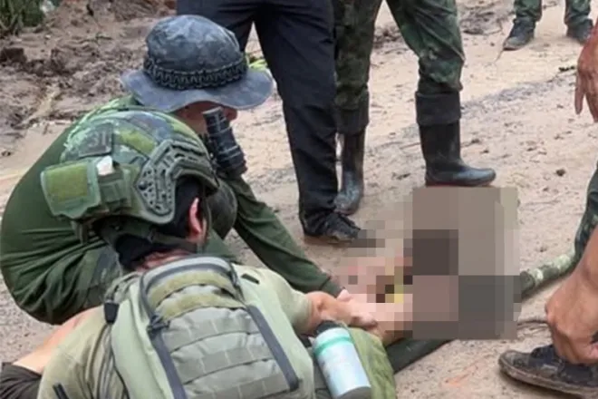 태국 수린주 국경 지대에서 순찰 임무 중 지뢰를 밟아 중상을 입은 병사를 동료들이 긴급 구조하고 있다. 사진=태국군(Army Military Force) 페이스북/방콕포스트 태국 수린주 국경 지대에서 순찰 임무 중 지뢰를 밟아 중상을 입은 병사를 동료들이 긴급 구조하고 있다. 사진=태국군(Army Military Force) 페이스북/방콕포스트