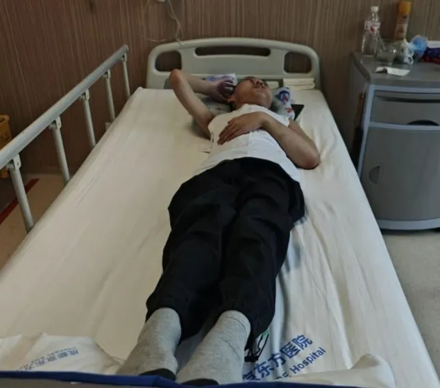 몸이 Z자로 접힌 ‘폴더 소년’ 장옌천(21)은 목숨을 건 네 번의 수술 끝에 똑바로 누운 채 병실로 돌아왔다. SCMP 제공 몸이 Z자로 접힌 ‘폴더 소년’ 장옌천(21)은 목숨을 건 네 번의 수술 끝에 똑바로 누운 채 병실로 돌아왔다. SCMP 제공