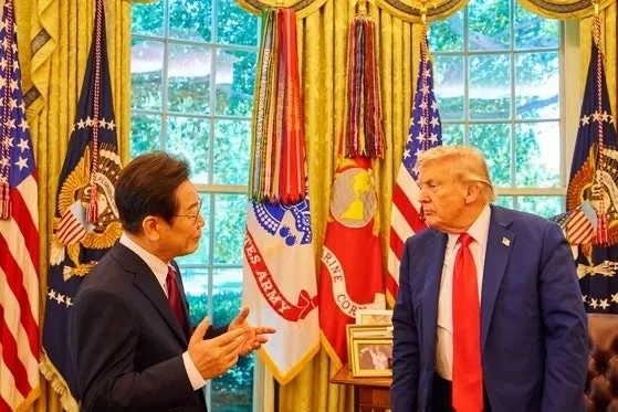 지난 25일(현지시간) 미국 워싱턴DC 백악관 오벌오피스에서 이재명(왼쪽) 대통령과 도널드 트럼프 미국 대통령이 대화를 나누고 있다. 공동취재단