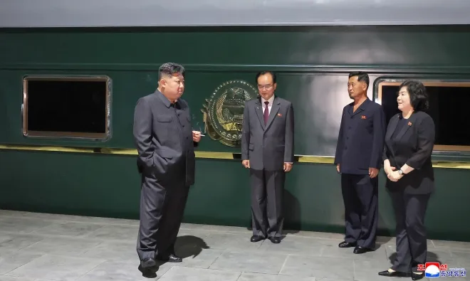 김정은 북한 국무위원장이 2025년 9월 2일 전용열차 ‘태양호’ 앞에서 담배를 피우며 출발을 준비하고 있다. 김 위원장 오른쪽에는 조용원 당 조직비서와 김덕훈 내각 총리가 서 있고, 맨 오른쪽에는 최선희 외무상이 자리했다. 조선중앙통신 연합뉴스
