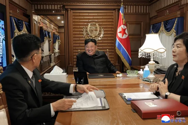 김정은 북한 국무위원장이 전용열차 내부 집무실 중앙에 앉아 회의를 주재하는 모습. 김 위원장 오른쪽에는 최선희 외무상이 자리했고, 왼편 남성은 김 위원장을 바라보고 있다. 조선중앙통신 연합뉴스
