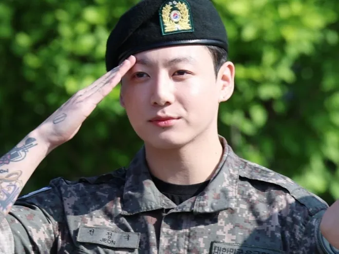 韩国男团防弹少年团(BTS)成员田柾国于6月11日上午在京畿道涟川郡涟川公设运动场服役期满后，向大家问好。NEWS1