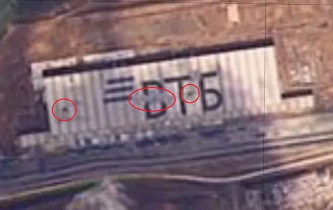 우크라이나군 공격으로 파손된 러시아 타타르스탄의 샤헤드 드론 저장시설. 지붕 곳곳에서 피격 흔적이 확인된다. 사진=Dnipro Osint
