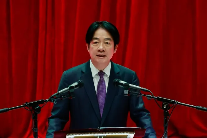 라이칭더 대만 총통이 2025년 9월 2일 타이베이에서 국군의 날을 앞두고 열린 장병 포상식에서 연설하고 있다. 이번 행사는 중국이 대규모 열병식을 열기 하루 전에 진행됐다. EPA 연합뉴스 라이칭더 대만 총통이 2025년 9월 2일 타이베이에서 국군의 날을 앞두고 열린 장병 포상식에서 연설하고 있다. 이번 행사는 중국이 대규모 열병식을 열기 하루 전에 진행됐다. EPA 연합뉴스