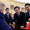 thumbnail - 이 대통령, 트럼프 책상 앞으로 ‘불쑥’…비하인드 사진 속 강훈식 실장 표정 눈길