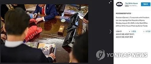 지난달 25일(현지시간) 미국 워싱턴DC 백악관 오벌오피스에서 열린 이재명 대통령과 도널드 트럼프 대통령의 한미 정상회담 당시 사진을 백악관이 최근 사진 공유 사이트를 통해 공개했다. 이재명 대통령이 트럼프 대통령 화보집을 보는 동안 트럼프 대통령이 마가 모자에 서명하고 있다. 2025.9.1 플리커 백악관 계정 지난달 25일(현지시간) 미국 워싱턴DC 백악관 오벌오피스에서 열린 이재명 대통령과 도널드 트럼프 대통령의 한미 정상회담 당시 사진을 백악관이 최근 사진 공유 사이트를 통해 공개했다. 이재명 대통령이 트럼프 대통령 화보집을 보는 동안 트럼프 대통령이 마가 모자에 서명하고 있다. 2025.9.1 플리커 백악관 계정