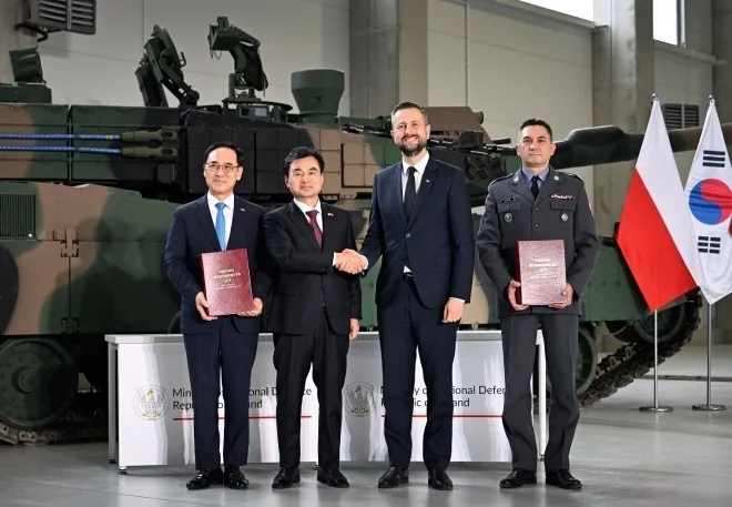 안규백 국방부 장관이 1일(현지시간) 폴란드 글리비체에서 열린 K2 전차 2차 이행계약 서명식에서 기념 촬영하고 있다. 2025.8.2 국방부 제공 안규백 국방부 장관이 1일(현지시간) 폴란드 글리비체에서 열린 K2 전차 2차 이행계약 서명식에서 기념 촬영하고 있다. 2025.8.2 국방부 제공