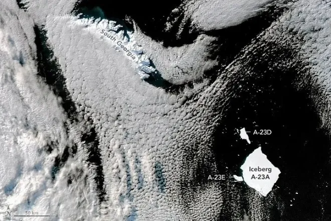 지난 7월 22일 NASA 아쿠아 위성이 촬영한 빙산 A23a와 떨어져 나온 A23d, A23e 모습. NASA Earth Observatory 지난 7월 22일 NASA 아쿠아 위성이 촬영한 빙산 A23a와 떨어져 나온 A23d, A23e 모습. NASA Earth Observatory